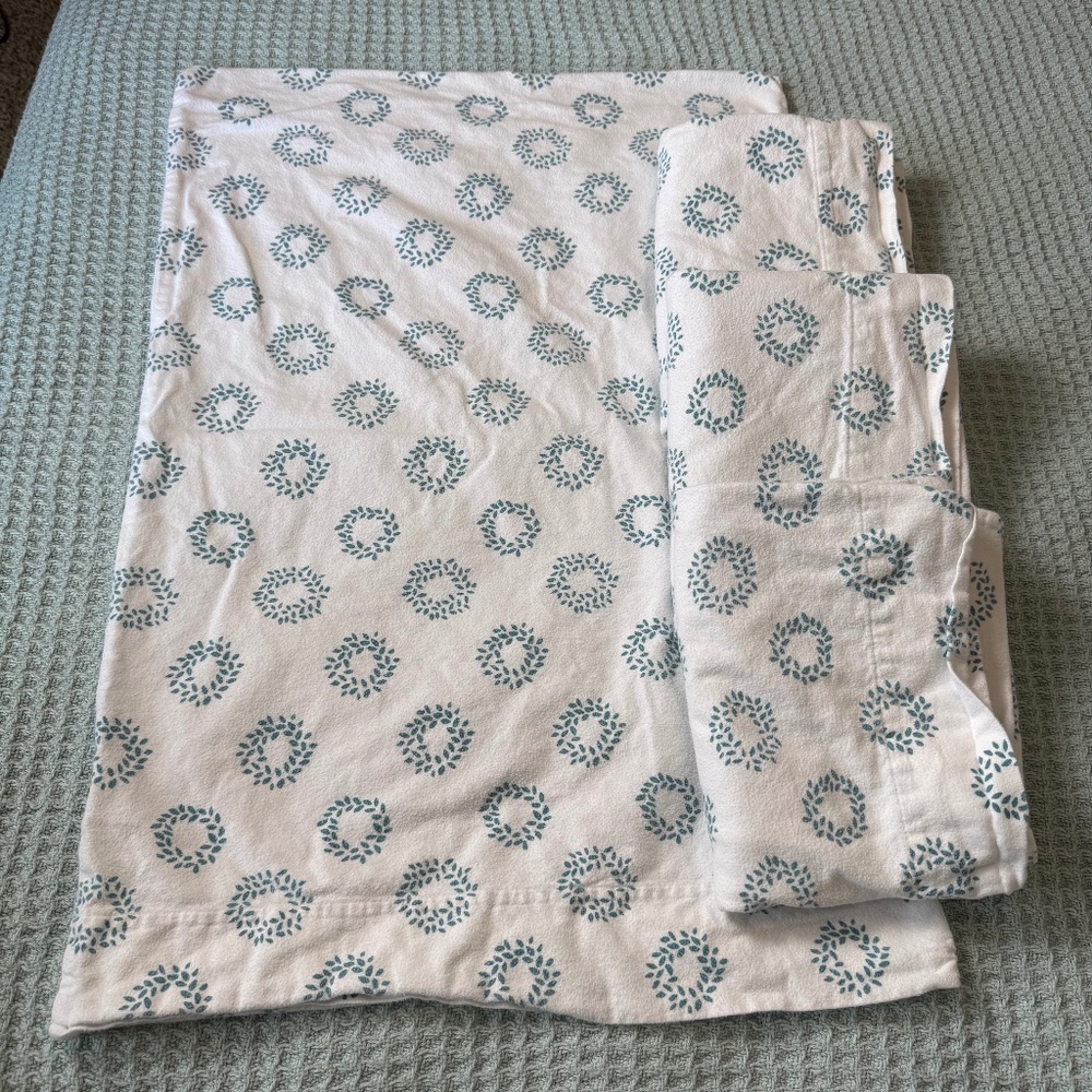 Garnet Hill Lot 4 Pillowcases White Flannel Teal Laurel Wreath Standard Size